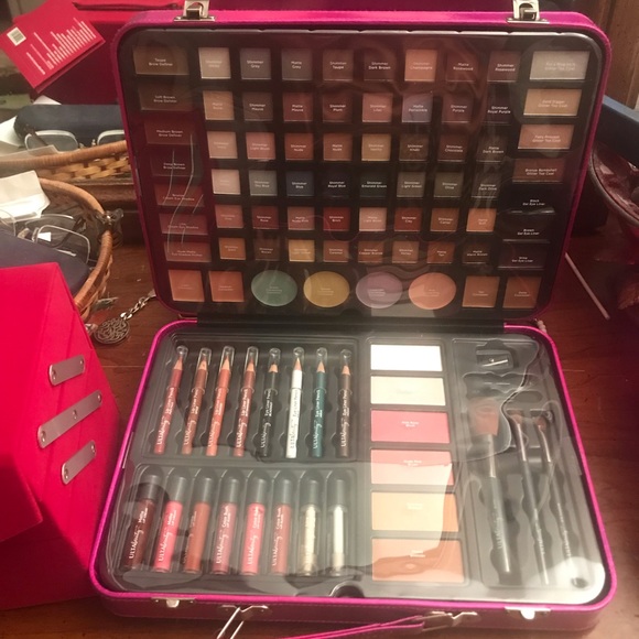 Cosmetics - Picture 2 of 8